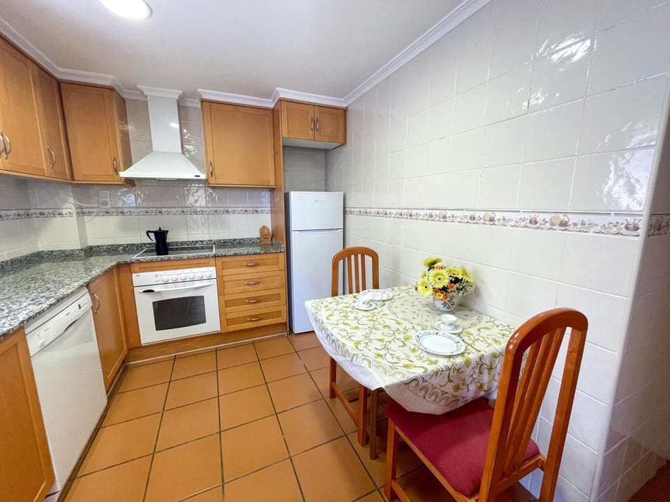 Shower, Spring, Bed, Activities, Winter, Summer, Bathroom, Balcony/Terrace, Kitchen or kitchenette, Dining area, Beach, Hiking, Animals, Animals, Animals, Autumn, Pets, Pets, Pets, Swimming pool, Sports, Entertainment, children, children, children, young children, young children, young children, older children, older children, older children, group of guests, group of guests, group of guests, cot, Family, Family, Family, Bath, Parking, dishwasher, microwave, oven, pet friendly, pet friendly, stove, washing machine, elevator