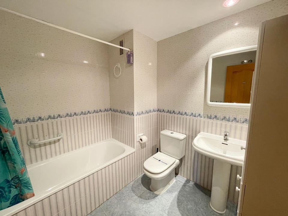 Shower, Spring, Bed, Activities, Winter, Summer, Bathroom, Balcony/Terrace, Beach, Hiking, Animals, Animals, Animals, Autumn, Pets, Pets, Pets, Swimming pool, Sports, Entertainment, children, children, children, young children, young children, young children, older children, older children, older children, group of guests, group of guests, group of guests, cot, Family, Family, Family, Bath, Parking, dishwasher, microwave, oven, pet friendly, pet friendly, washing machine, elevator