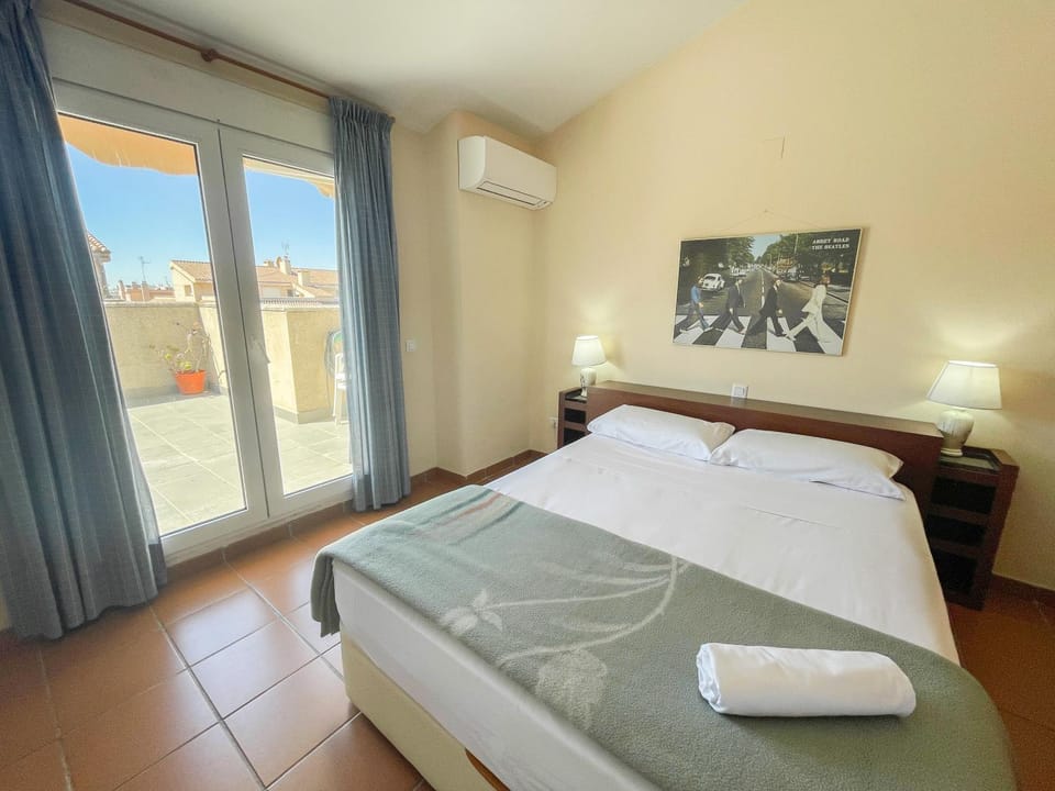 Shower, Spring, Bed, Activities, Winter, Summer, Bathroom, Balcony/Terrace, Photo of the whole room, Beach, Hiking, Animals, Animals, Animals, Bedroom, Autumn, Pets, Pets, Pets, Swimming pool, Sports, Entertainment, children, children, children, young children, young children, young children, older children, older children, older children, group of guests, group of guests, group of guests, cot, Family, Family, Family, Bath, dishwasher, microwave, oven, pet friendly, pet friendly, washing machine, elevator
