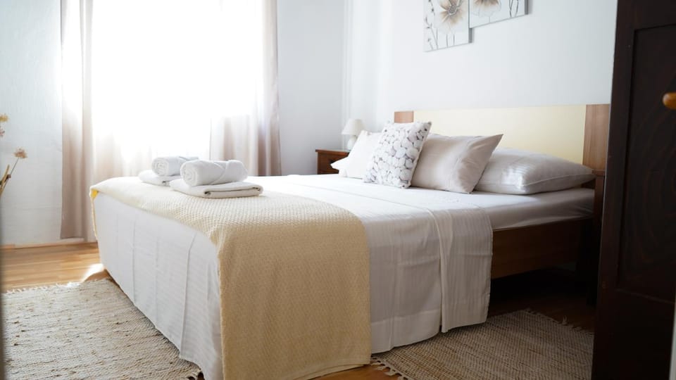 Bed, Bedroom, towels