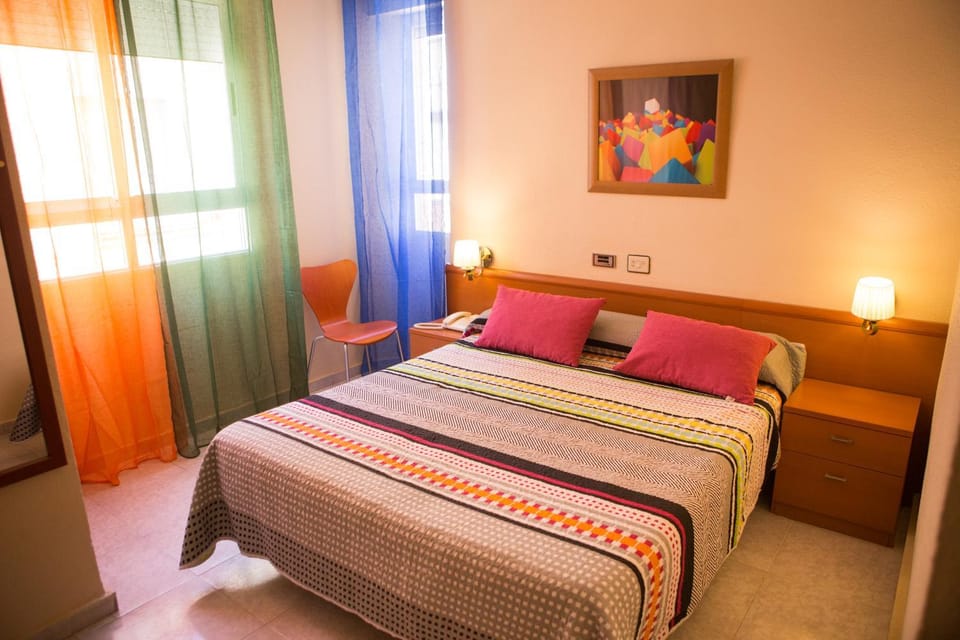 Bed, Bedroom, Pets, Pets, Street view, Street view, Family