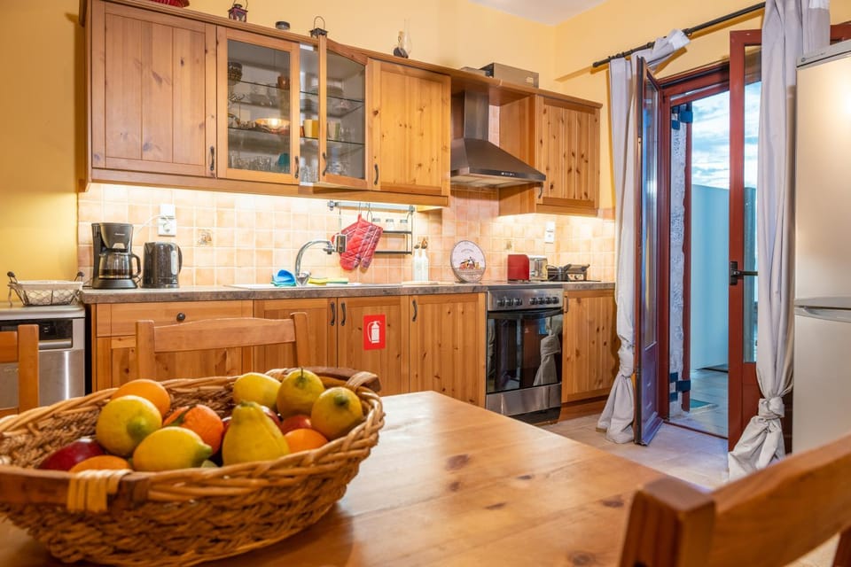 Coffee/tea facilities, Kitchen or kitchenette, Food and drinks, Dining area, Food, oven, stove