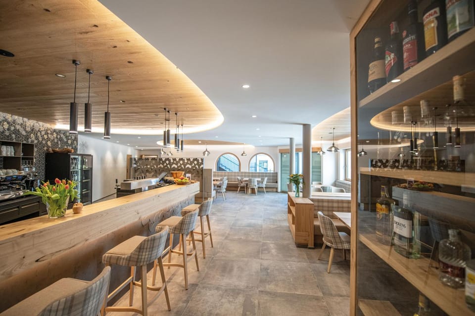 Restaurant/places to eat, Lounge or bar, Food and drinks, Food, Drinks