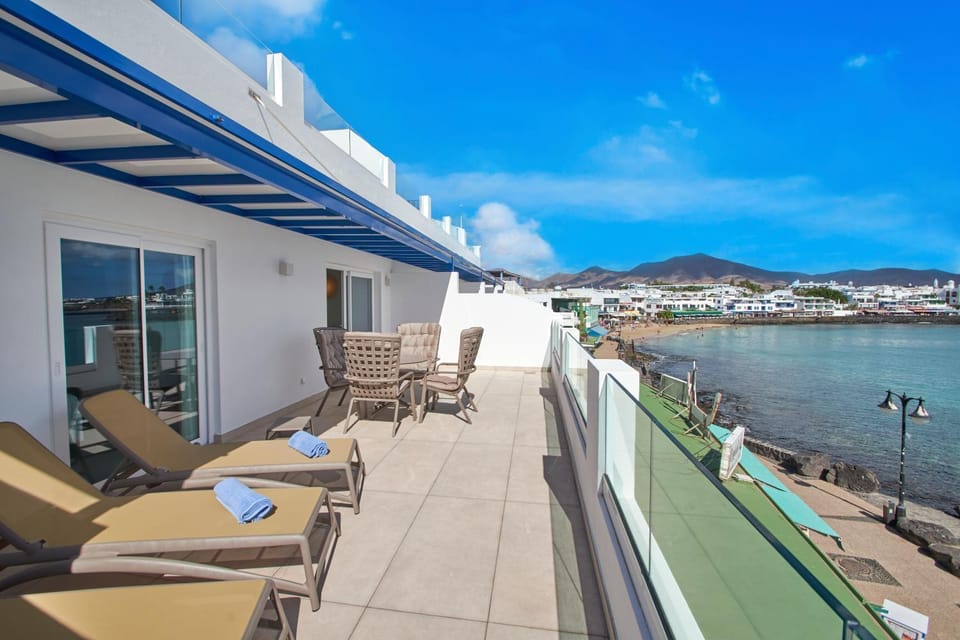 Natural landscape, View (from property/room), Balcony/Terrace, Dining area, Beach, Landmark view, Sea view, heating, internet, sunbed, towels, air conditioner