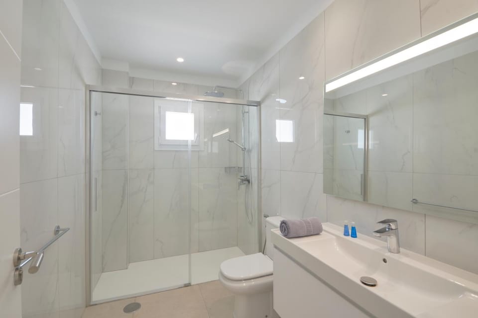 Toilet, Bathroom, hair dryier, heating, towels