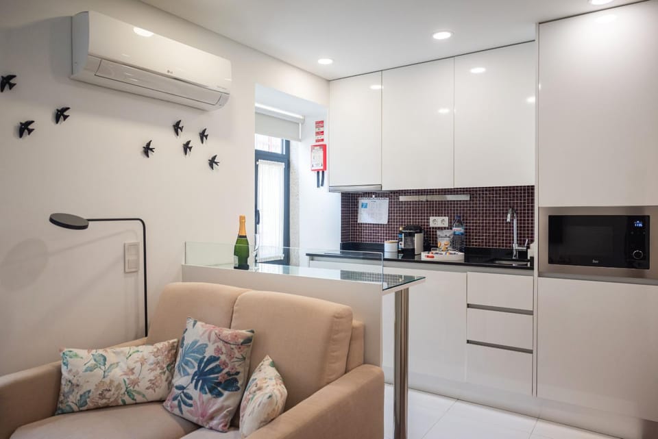 Central Luxury apartment w AC Downtown and Metro Apartment in Porto