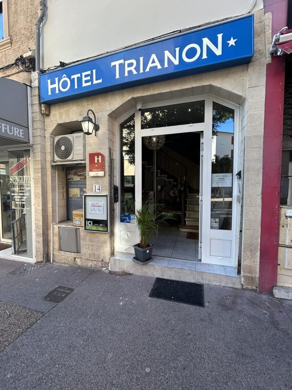 Facade/entrance