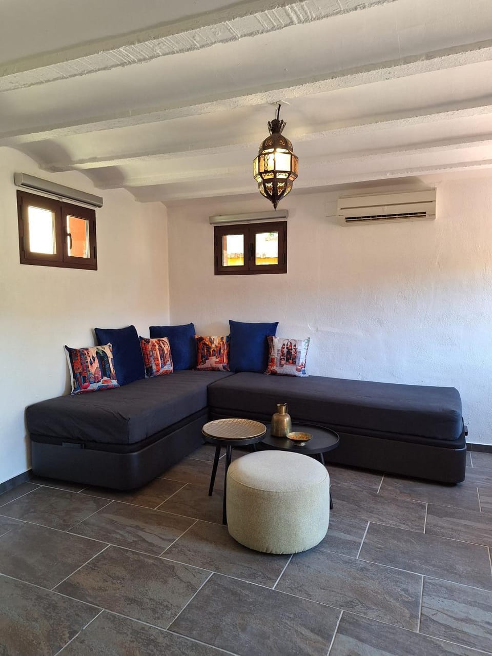Living room, Seating area, air conditioner