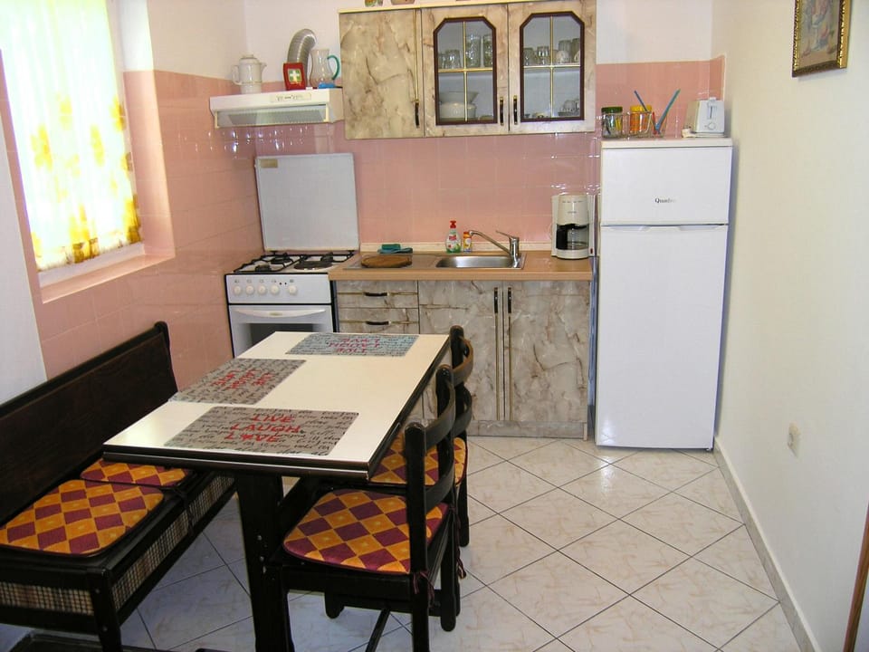 Kitchen or kitchenette, Dining area, Communal kitchen