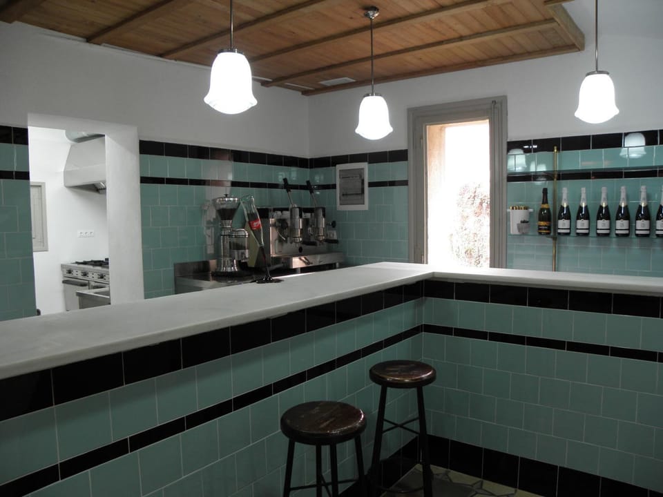Restaurant/places to eat, Lounge or bar