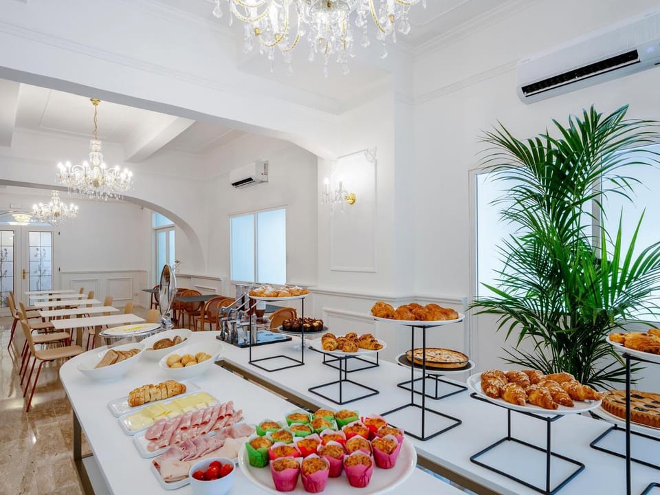 Restaurant/places to eat, Buffet breakfast