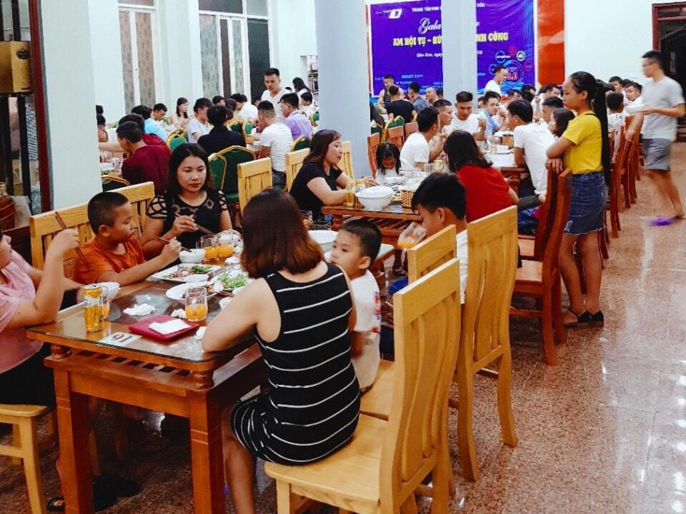Restaurant/places to eat, People, Food and drinks, Banquet/Function facilities, Food, group of guests