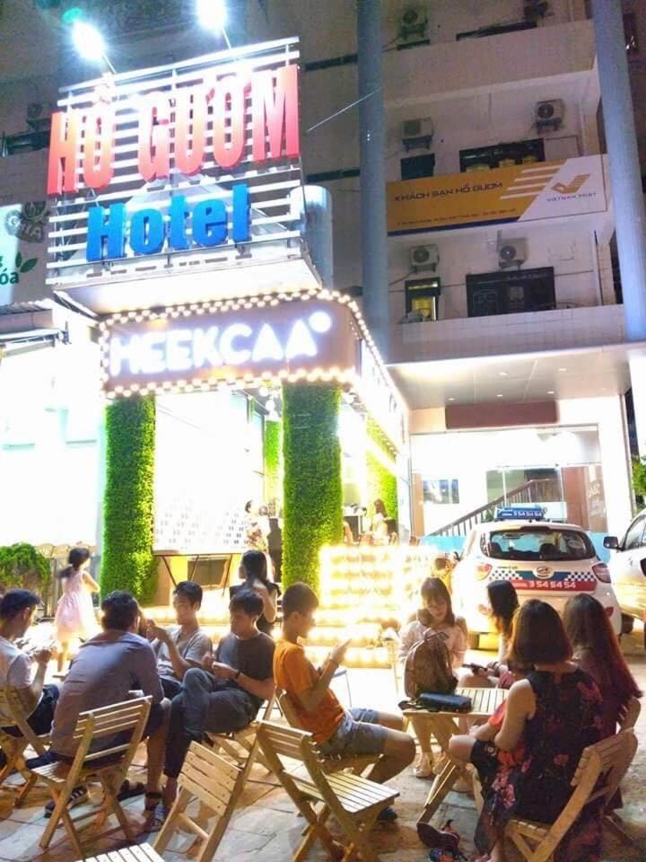 Restaurant/places to eat, Night, Food and drinks, Banquet/Function facilities, group of guests, Parking