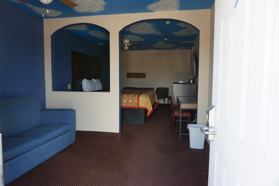 Photo of the whole room, Decorative detail