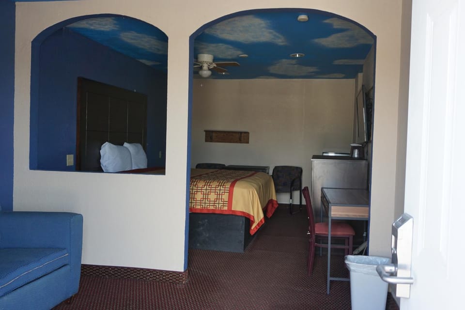 Photo of the whole room, Decorative detail