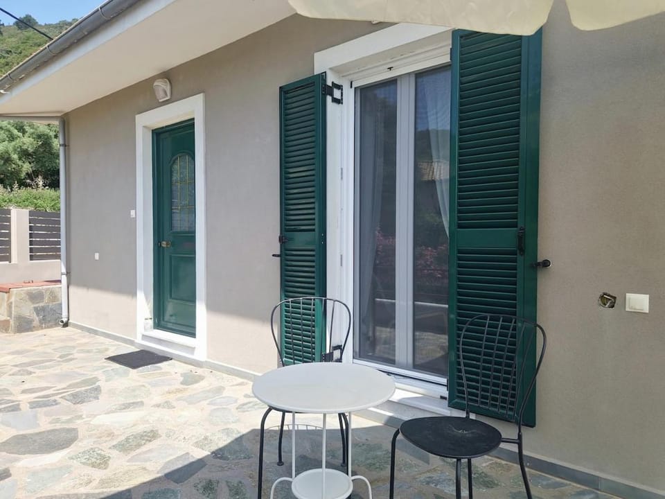 Property building, Day, Balcony/Terrace