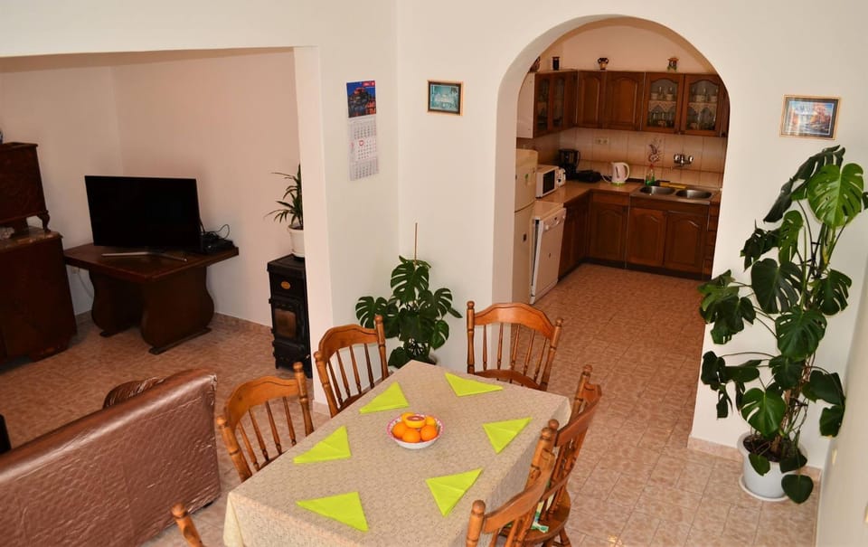 TV and multimedia, Kitchen or kitchenette, Living room, Dining area