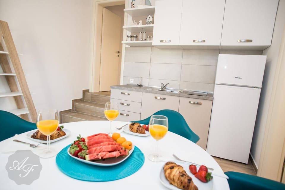 Kitchen or kitchenette, Dining area, kitchen