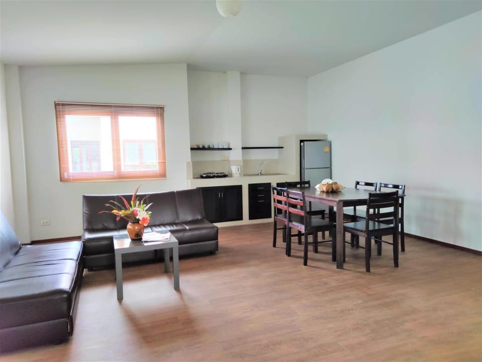 Kitchen or kitchenette, Living room, Seating area, Dining area