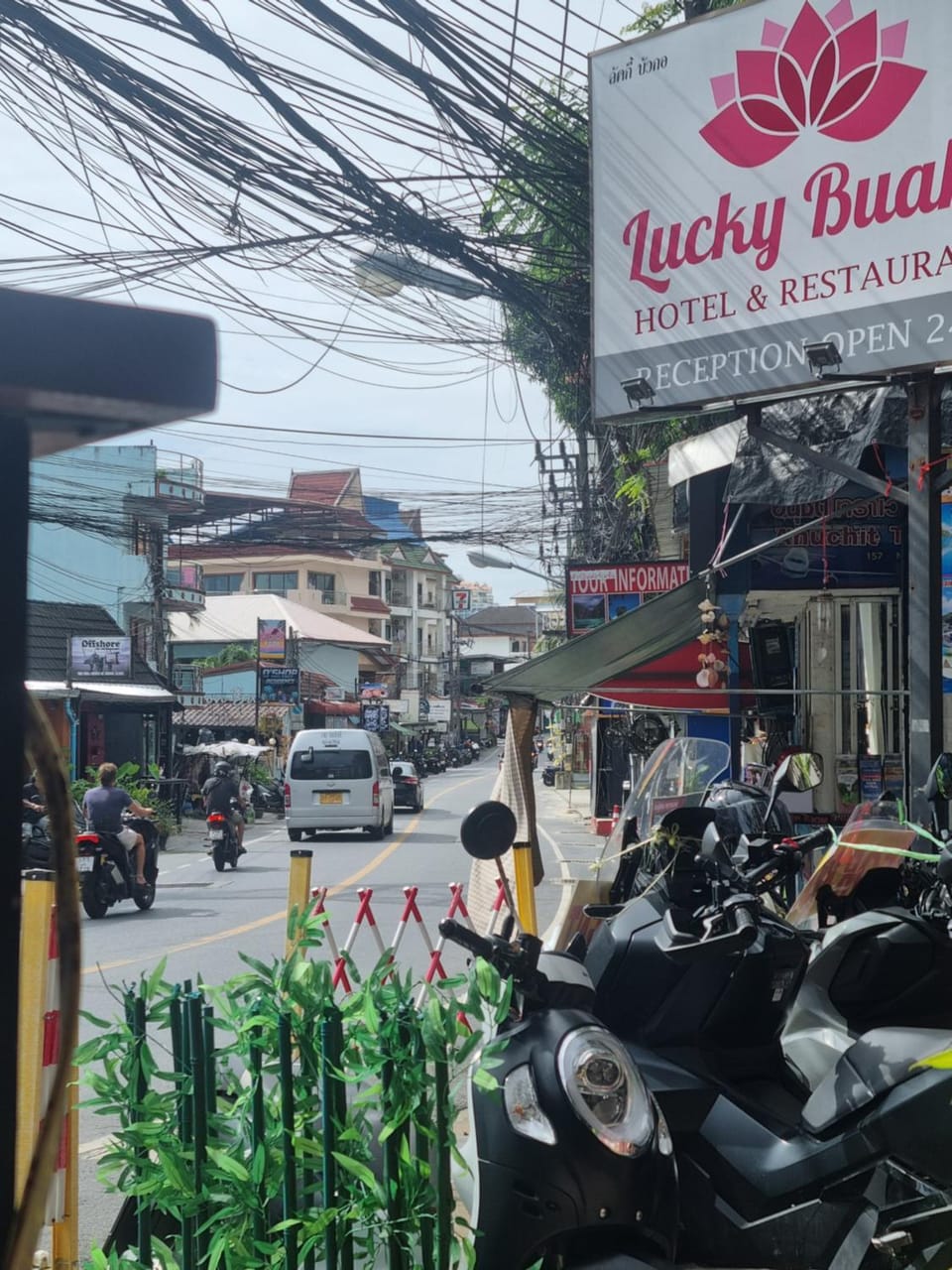 Neighbourhood, City view, Street view, Location, Parking
