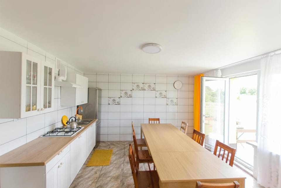 Kitchen or kitchenette, Dining area, pet friendly