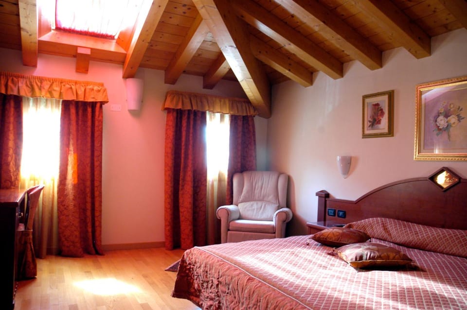 Photo of the whole room, Decorative detail