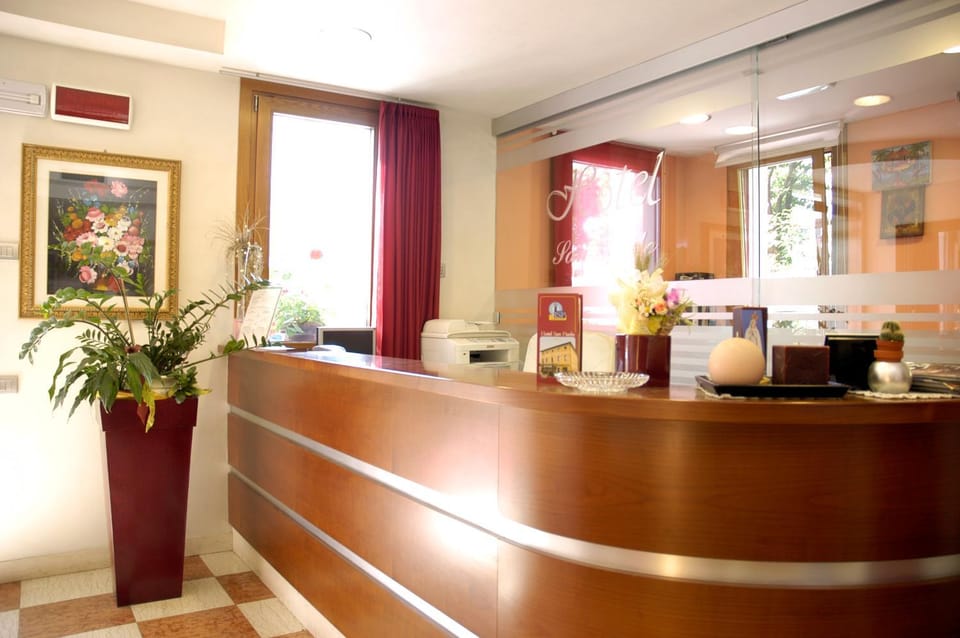 Communal lounge/ TV room, Balcony/Terrace, Banquet/Function facilities, Decorative detail, Meeting/conference room, Area and facilities