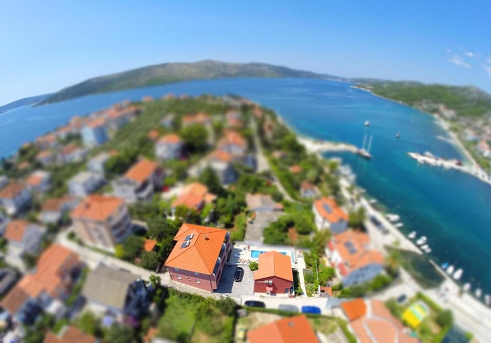 Property building, Nearby landmark, Neighbourhood, Natural landscape, Bird's eye view, City view, Sea view