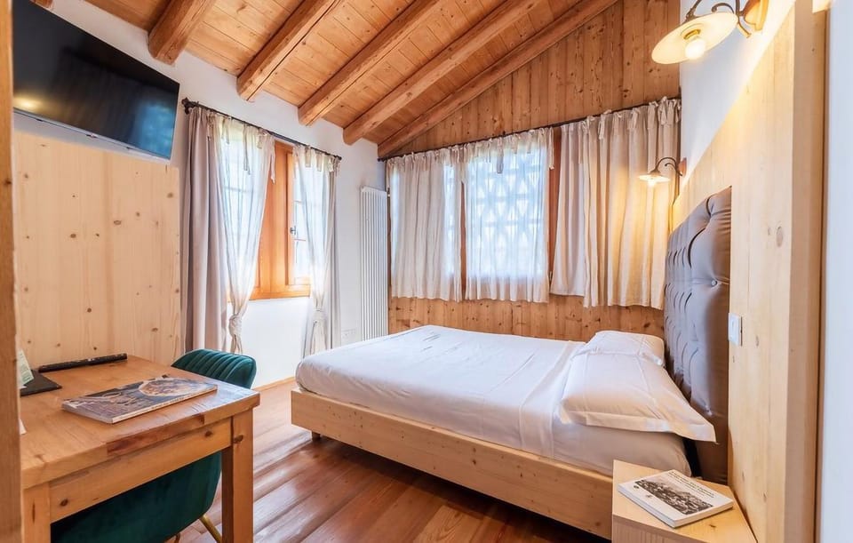 Bed, TV and multimedia, Photo of the whole room, Bedroom