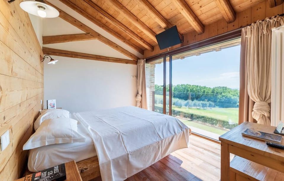 Bed, Natural landscape, Photo of the whole room, Bedroom