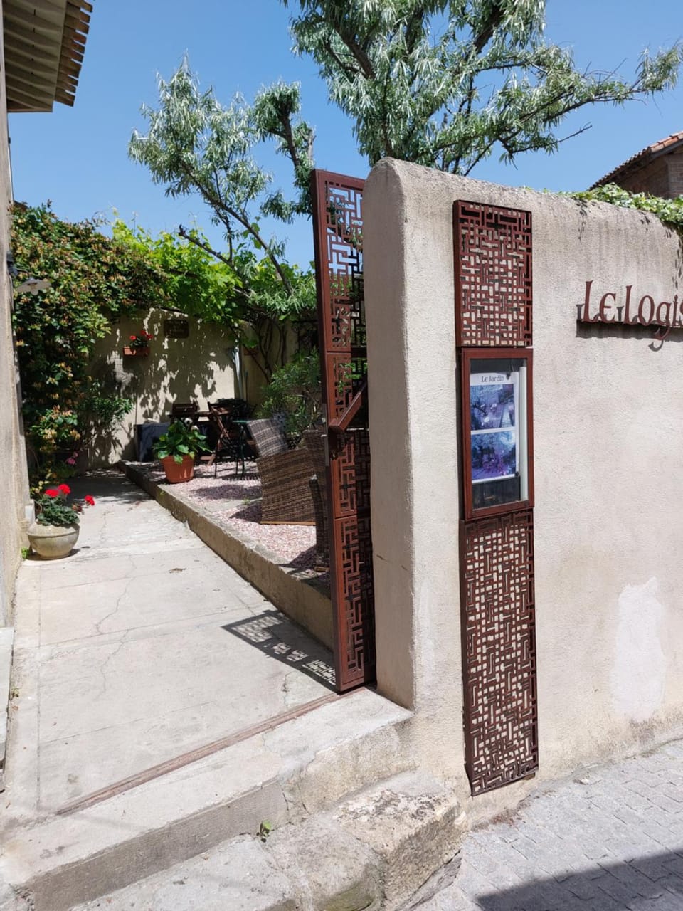 Facade/entrance