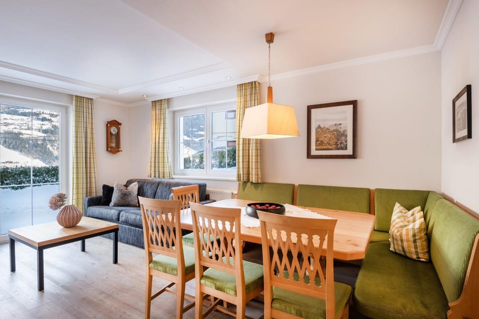 Living room, Seating area, Dining area