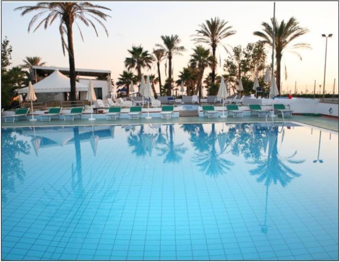Day, Swimming pool