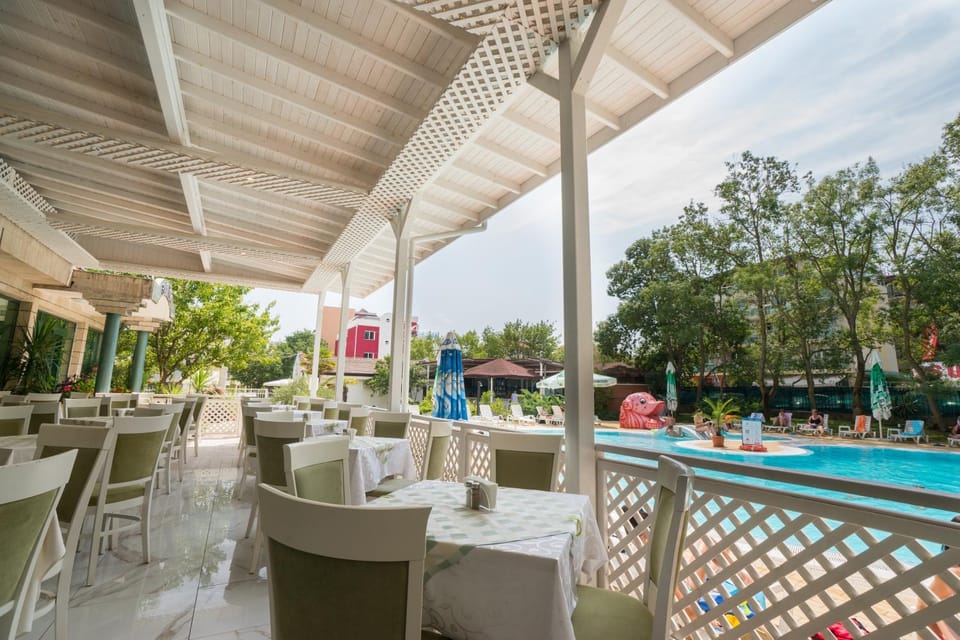 Restaurant/places to eat, Balcony/Terrace