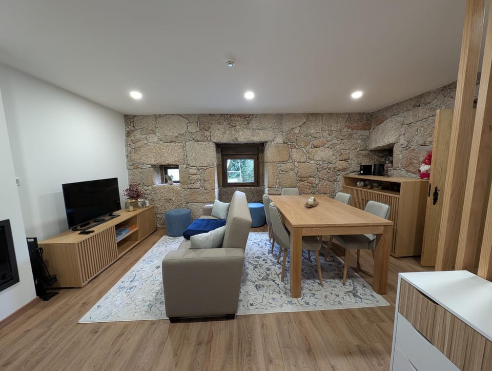 TV and multimedia, Seating area, Dining area