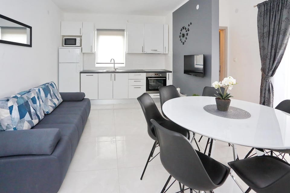 Communal lounge/ TV room, BBQ facilities, Balcony/Terrace, Beach, Communal kitchen