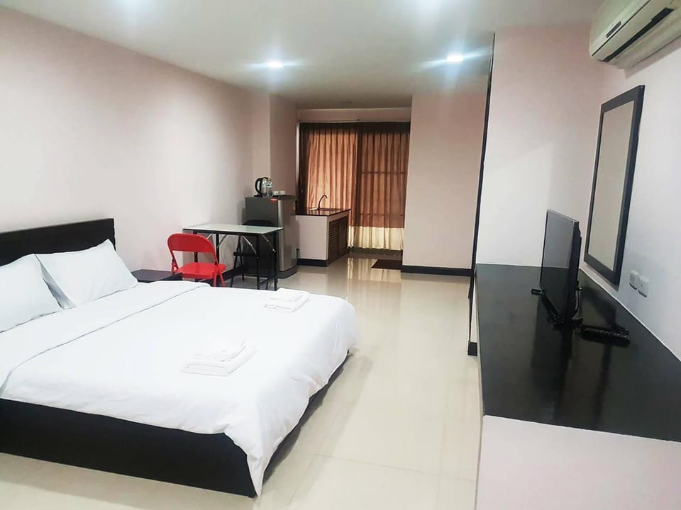 Bed, TV and multimedia, Coffee/tea facilities, Balcony/Terrace, Photo of the whole room, Decorative detail, Seating area, Bedroom, Area and facilities