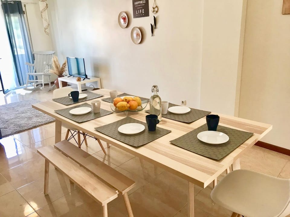 Communal lounge/ TV room, Living room, Food and drinks, Seating area, Dining area, Food