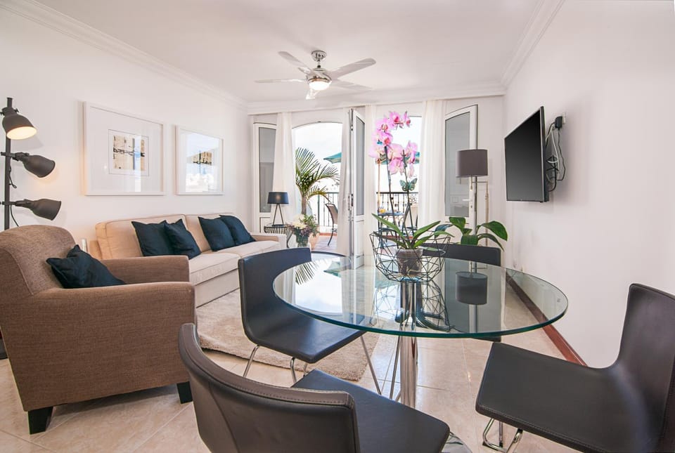 Communal lounge/ TV room, TV and multimedia, Dining area