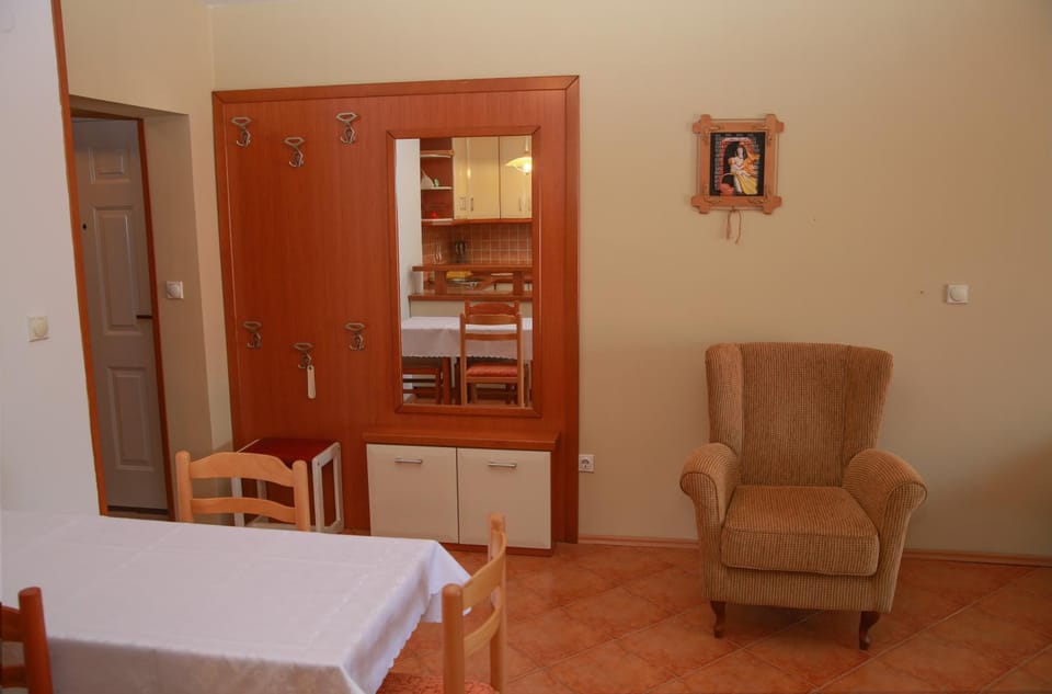 Spring, Day, Summer, Kitchen or kitchenette, Living room, On site