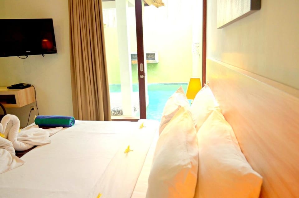 Bed, TV and multimedia, View (from property/room), Decorative detail, Bedroom, Swimming pool