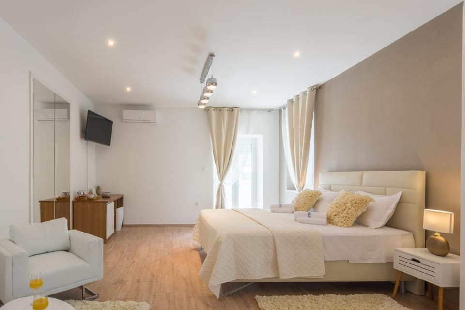 Bed, TV and multimedia, Seating area