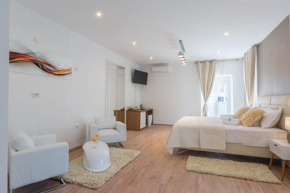 Bed, TV and multimedia, Seating area