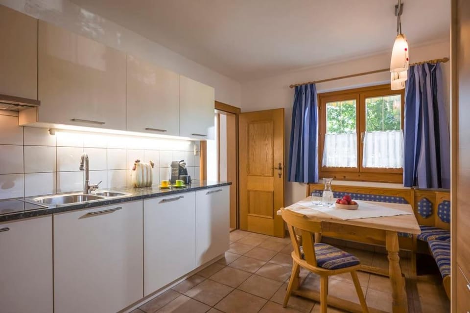 Kitchen or kitchenette, Dining area, dishwasher, stove