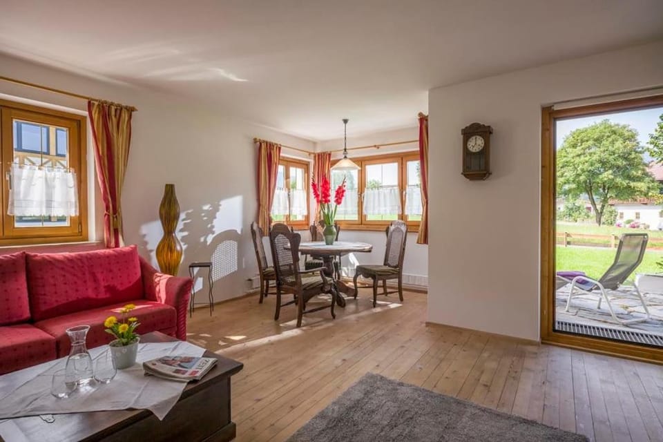 Garden, Living room, Seating area, Dining area, Garden view