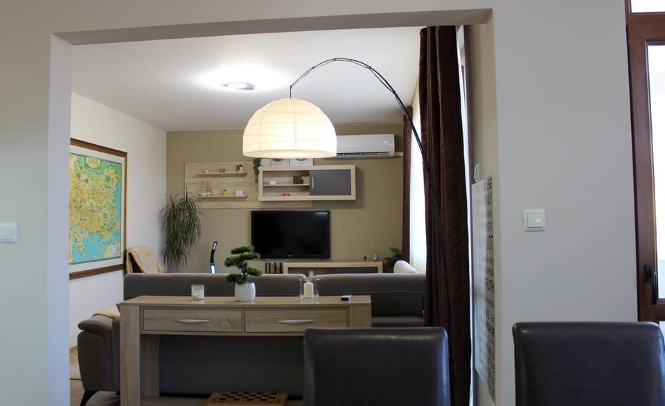 Living room, Dining area, Meals