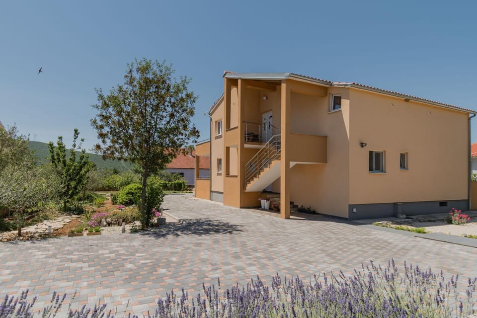 Property building, Facade/entrance, Garden, Balcony/Terrace, Area and facilities