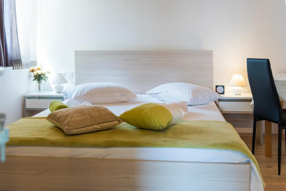 Bed, Day, Living room, Bedroom, On site