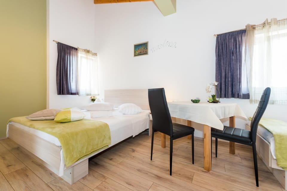Bed, Day, Living room, Seating area, Dining area, Bedroom, On site