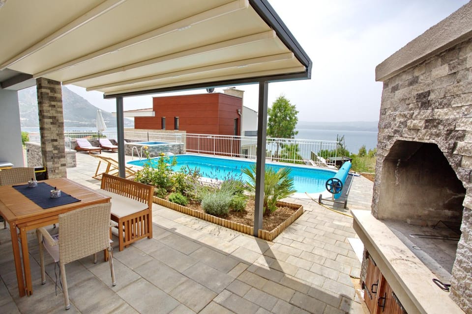 Property building, Restaurant/places to eat, Swimming pool, Breakfast